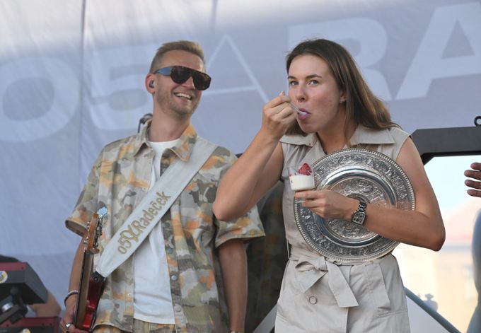 Přerov vítal Noskovou. Primátor předal šampionce šperk a dort, gratuloval i Kundrátek Přerov vítal Noskovou. Primátor předal šampionce šperk a dort, gratuloval i Kundrátek