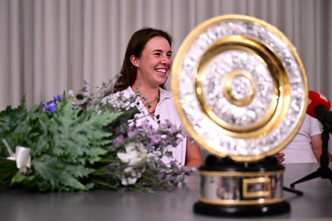 Šampionka Wimbledonu už je v Praze! Na oslavu nám stačilo pár přípitků, prozradila Nosková Šampionka Wimbledonu už je v Praze! Na oslavu nám stačilo pár přípitků, prozradila Nosková