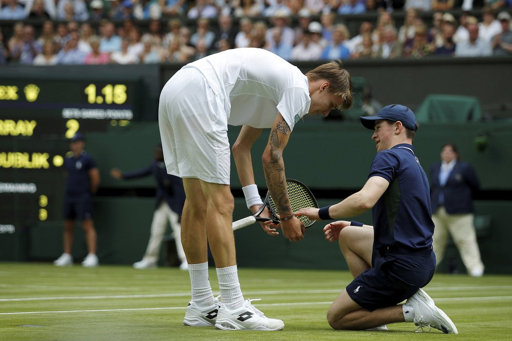 Alexander Bublik s podavačem míčků na wimbledonském centrkurtu