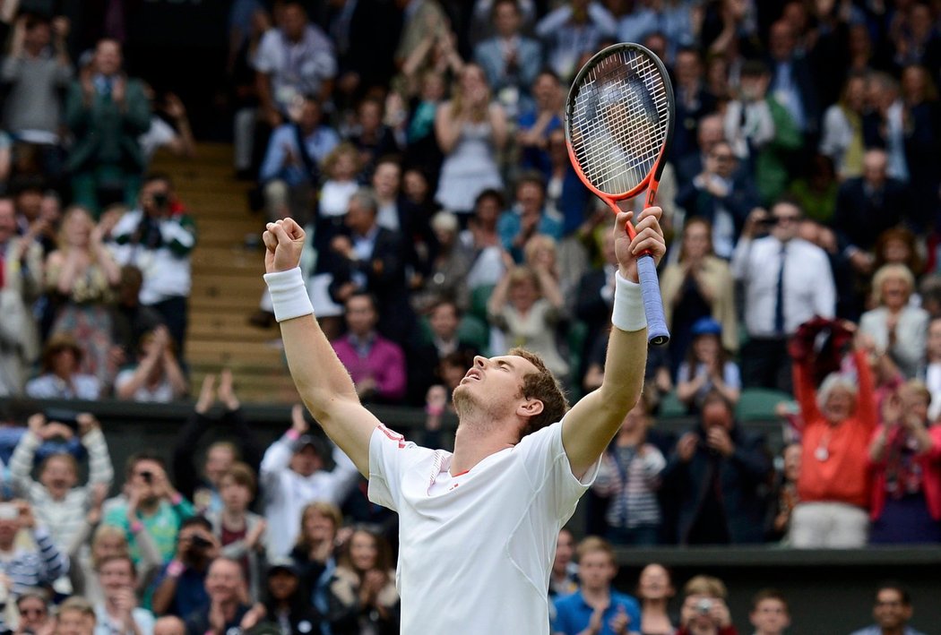 Andy Murray se raduje z postupu do semifinále Wimbledonu