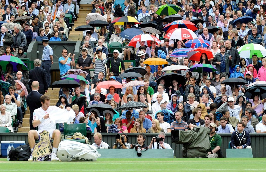 Wimbledonské čtvrtfinále mezi Andym Murraym a Davidem Ferrerem na chvíli přerušil déšť