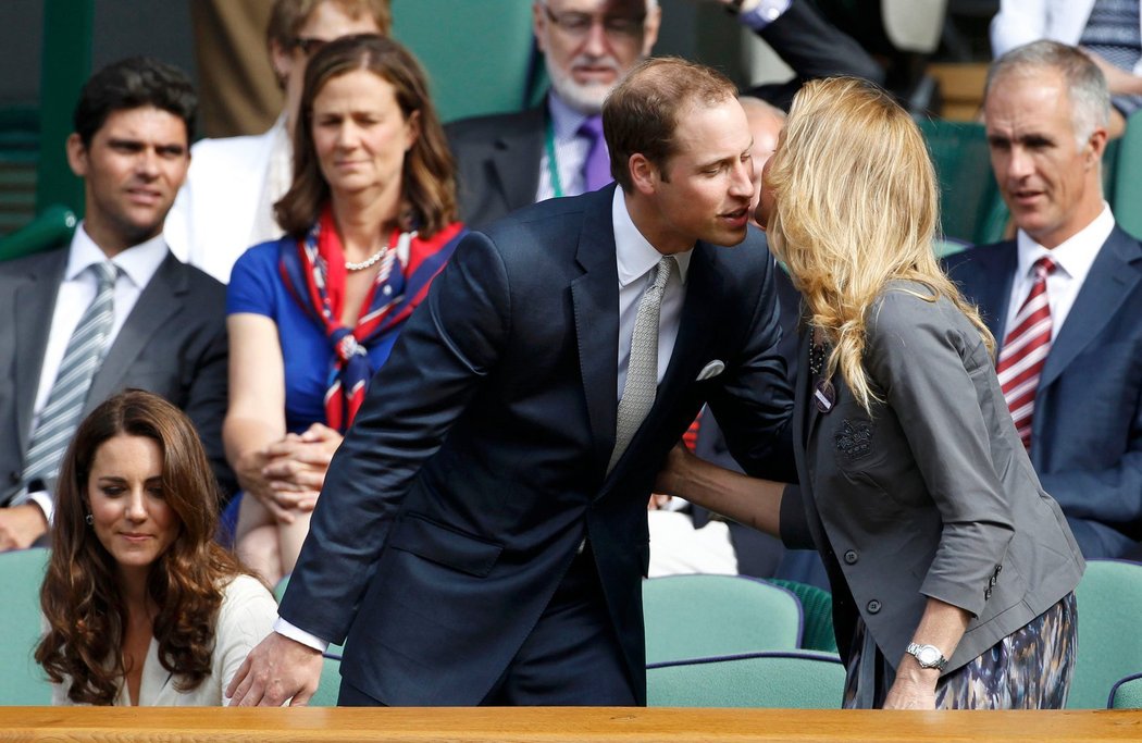 Steffi Grafová se zdraví s princem Williamem polibkem, jeho manželka Kate cudně klopí oči