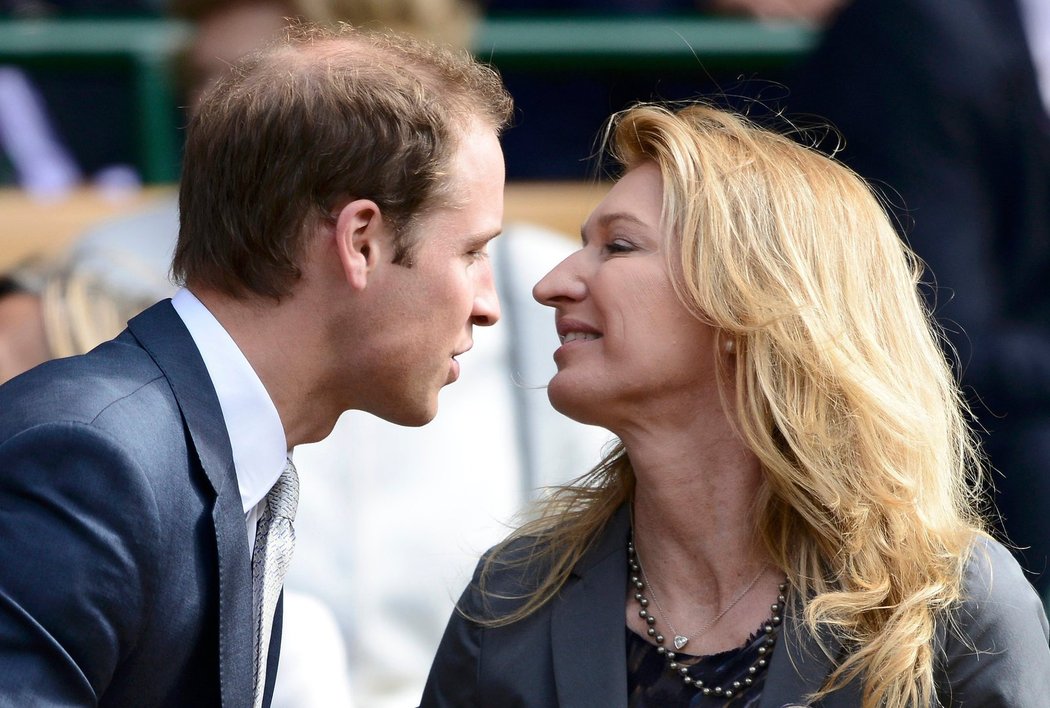 Princ William se v hledišti wimbledonského centrkurtu vítá s bývalou tenistkou Steffi Grafovou