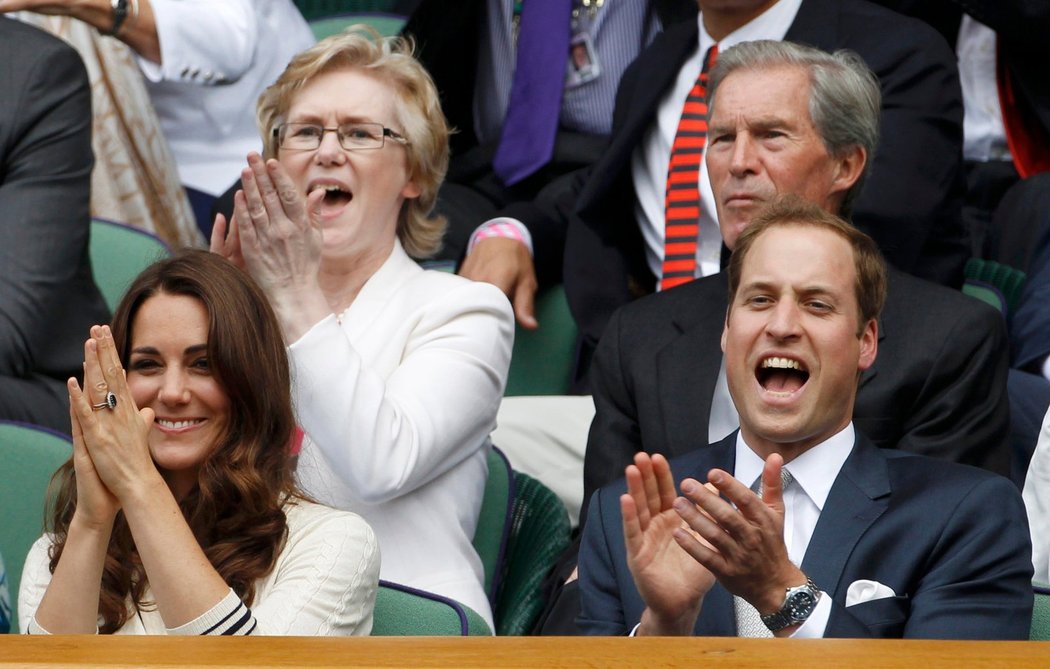 Britský princ William a jeho manželka Kate tleskají Andy Murraymu ve čtvrtfinále Wimbledonu