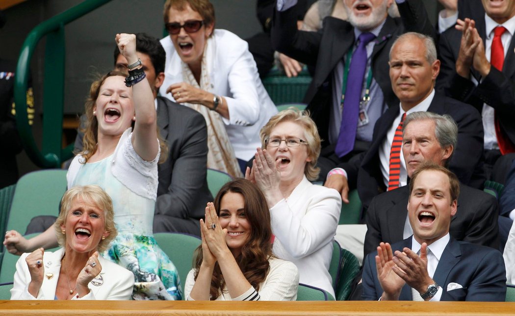 Princ William a jeho manželka, vévodkyně z Cambridge, aplaudují Andymu Murraymu poté, co vyhrál druhý set svého wimbledonského čtvrtfinále proti Davidu Ferrerovi
