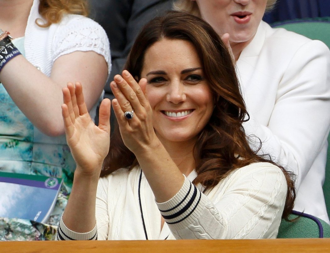 Vévodkyně z Cambridge Kate tleská Andymu Murraymu ve čtvrtfinále Wimbledonu