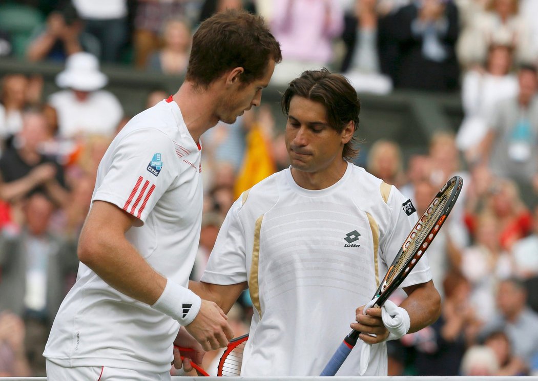 David Ferrer gratuluje Andymu Murraymu k postupu do semifinále Wimbledonu