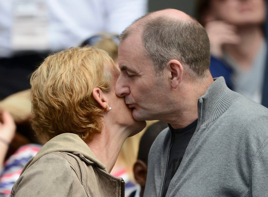 Otec Andyho Murrayho William se polibkem zdraví se svou bývalou manželkou Judy