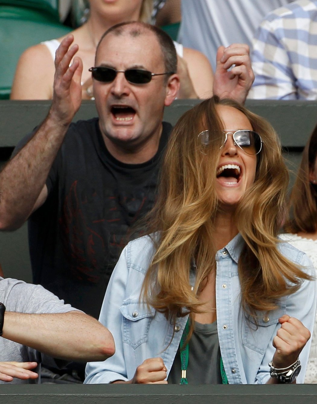 Otec Andyho Murrayho William a tenistova přítelkyně Kim Sear v hledišti čtvrtfinálového zápasu proti Davidu Ferrerovi