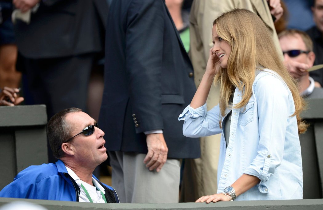 Murrayho přítelkyně Kim Searsová se před čtvrtfinále Wimbledonu baví s koučem Ivanem Lendlem