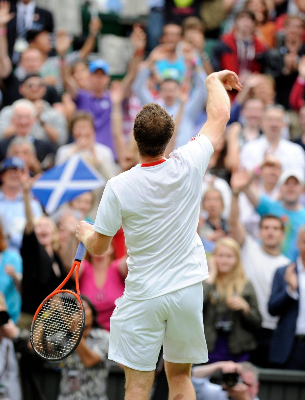 Andy Murray po svém čtvrtfinálovém vítězství nad Španělem Ferrerem hází upomínkové předměty do hlediště