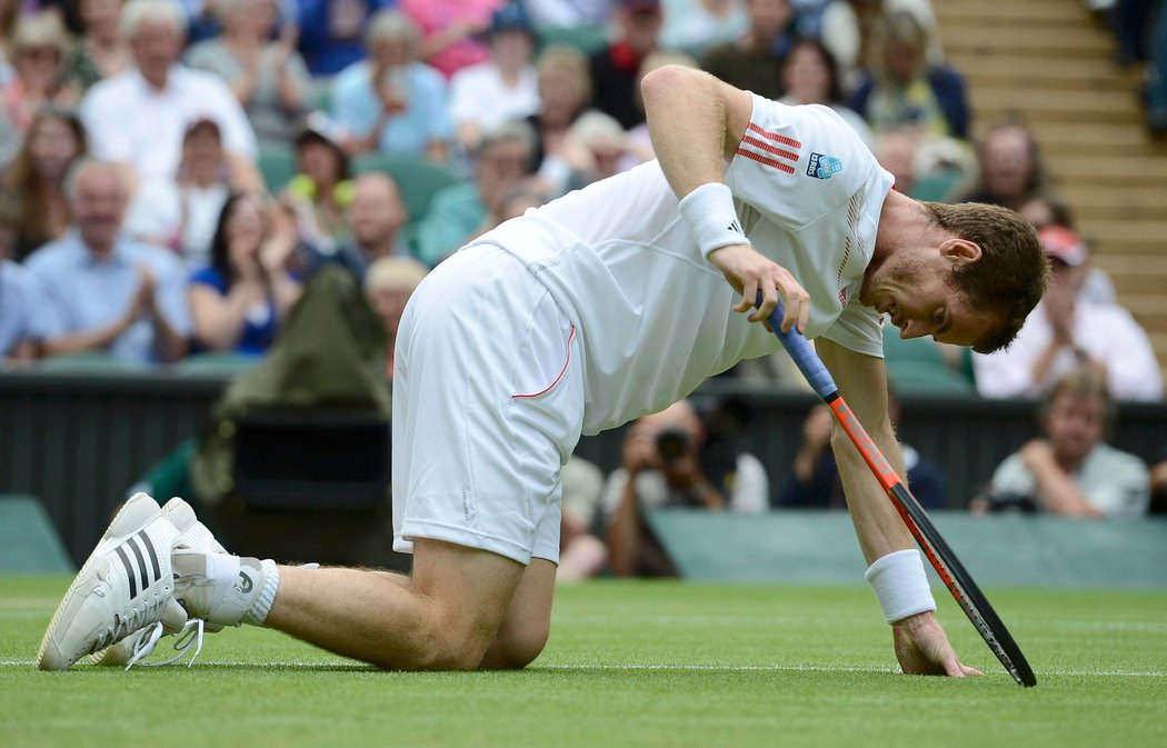 Andy Murray se sbírá ze země ve čtvrtfinále proti Davidu Ferrerovi