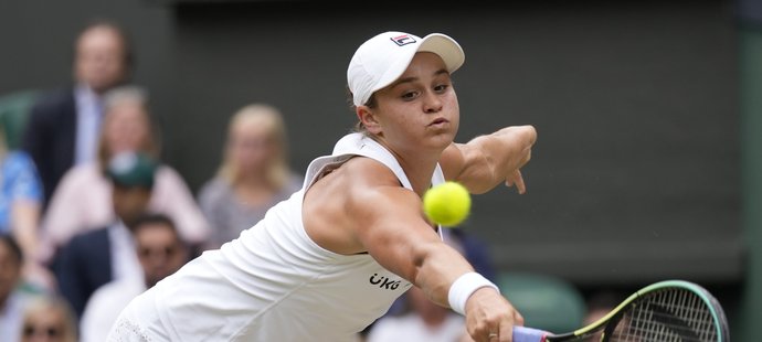 Ashleigh Bartyová v semifinále proti Angelique Kerberové