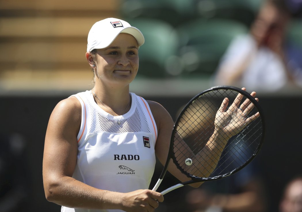 Jízda Ashleigh Bartyové pokračuje i po druhém kole Wimbledonu. Belgičanku Van Uytvanckovou porazila hladce ve dvou setech.