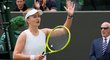 Barbora Krejčíková děkuje fanouškům po postupu do třetího kola Wimbledonu