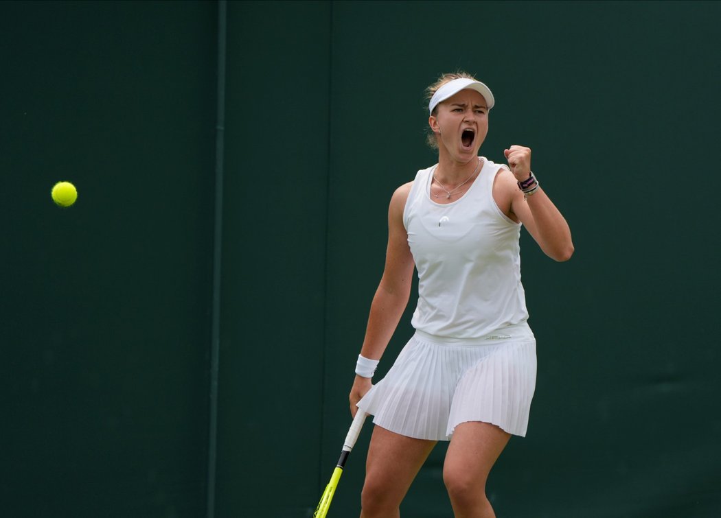 Barbora Krejčíková se raduje z vítězství ve druhém kole Wimbledonu