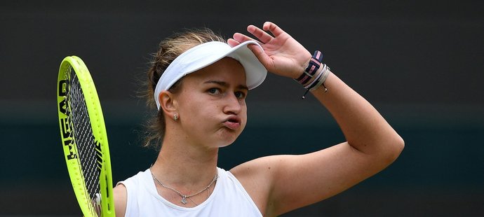 Barbora Krejčíková a její grimasa v osmifinále Wimbledonu proti Ashleigh Bartyové