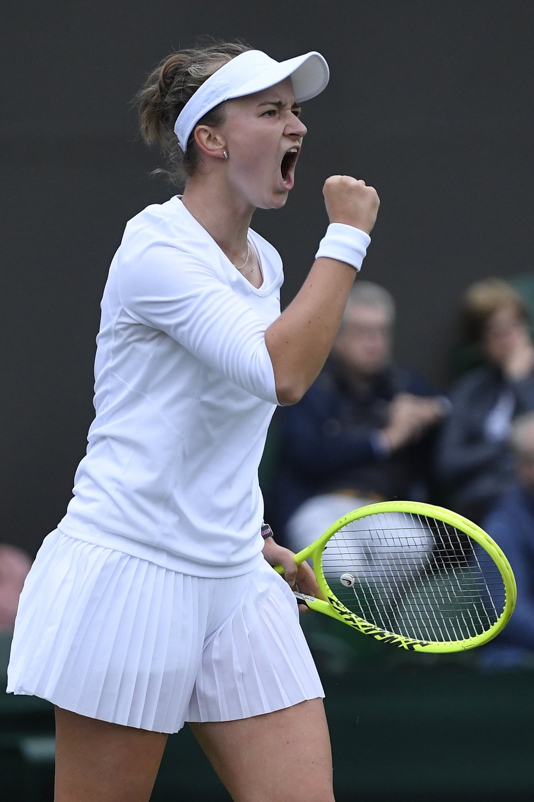 Barbora Krejčíková se raduje v zápase prvního kola Wimbledonu