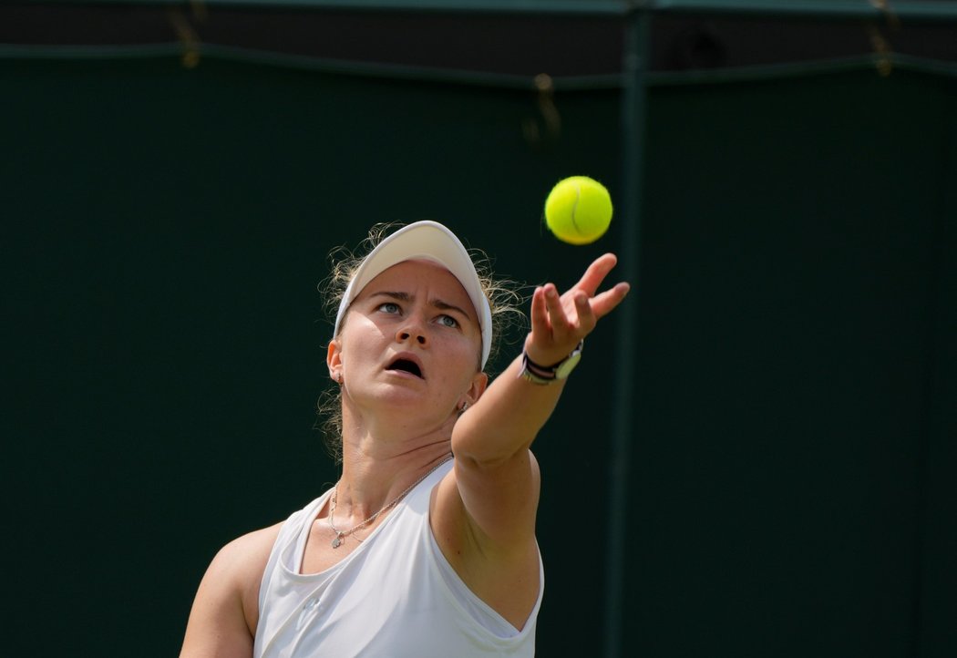 Barbora Krejčíková servíruje proti Andree Petkovičové ve druhém kole Wimbledonu