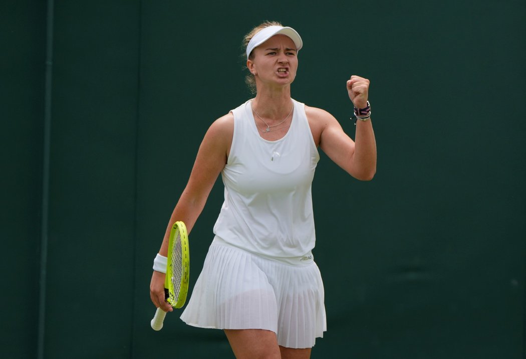 Barbora Krejčíková se raduje z vítězství ve druhém kole Wimbledonu