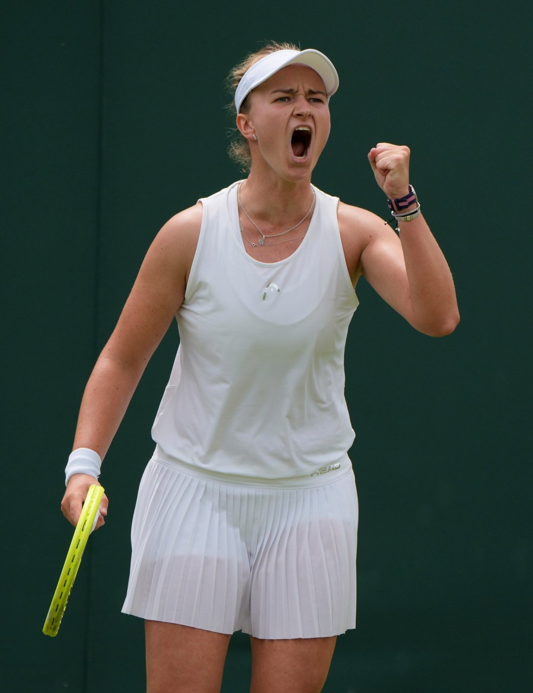 Je to tam! Barbora Krejčíková se raduje z postupu do třetího kola Wimbledonu...