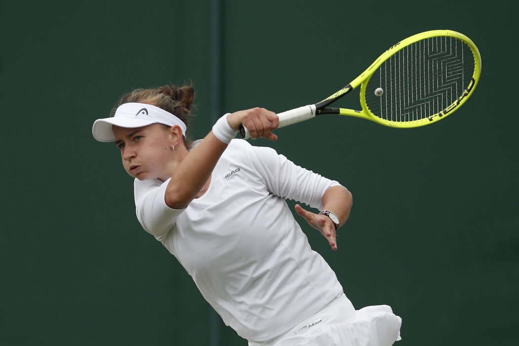 Barbora Krejčíková odvrací míček proti Anastasiji Sevastovové z Lotyšska ve třetím kole Wimbledonu