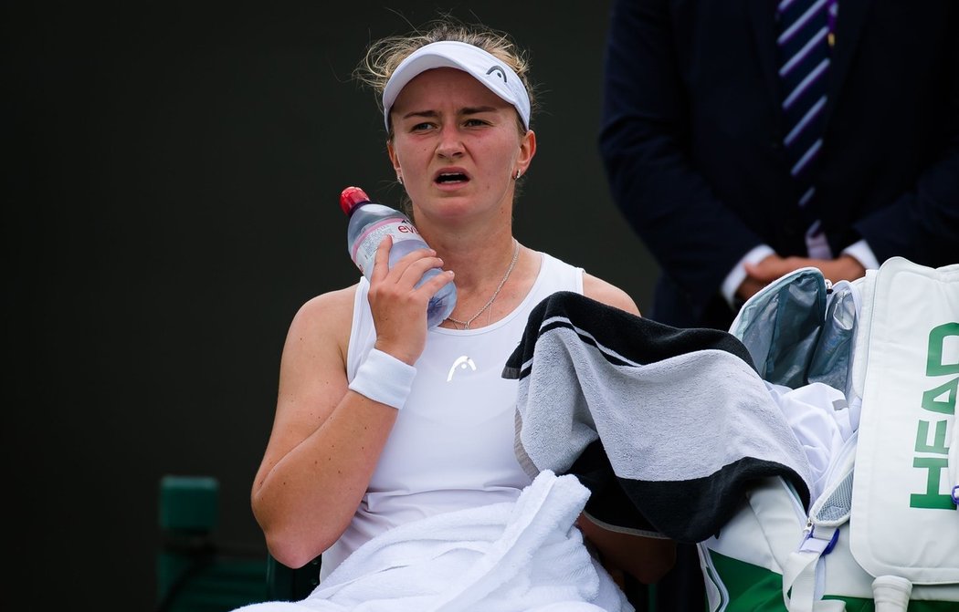Zničená Barbora Krejčíková oddechuje v zápase třetího kola Wimbledonu
