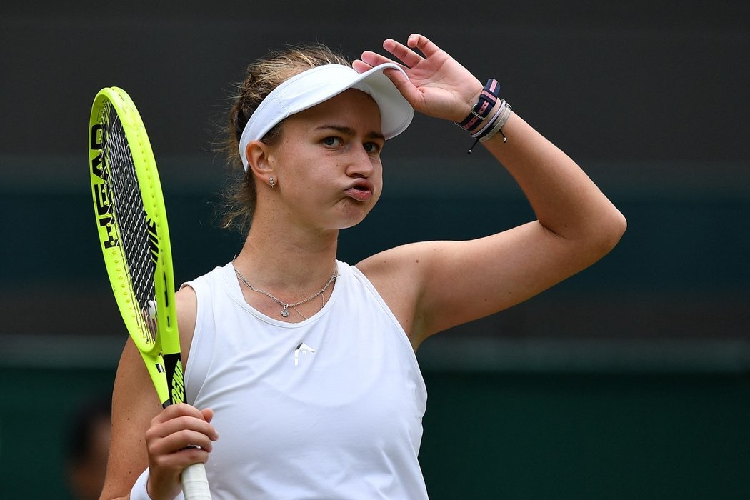 Barbora Krejčíková a její grimasa v osmifinále Wimbledonu proti Ashleigh Bartyové