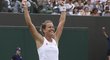 Barbora Strýcová se raduje z triumfu nad Kiki Bertensovou ve třetím kole Wimbledonu