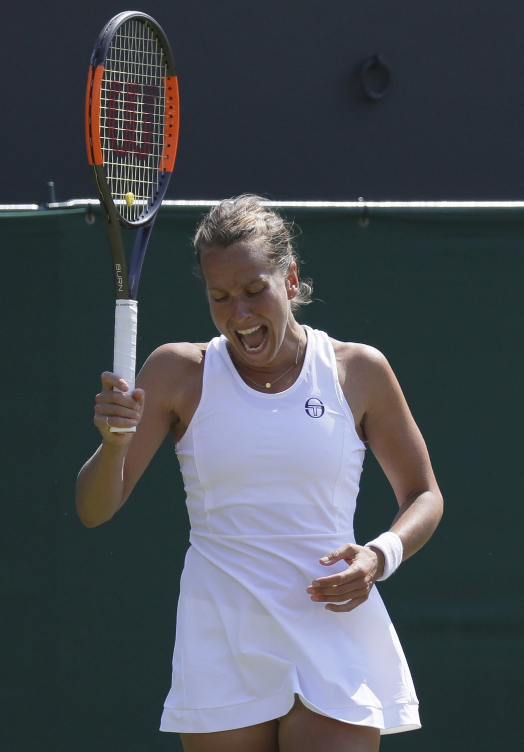 Barbora Strýcová se rozčiluje v zápase třetího kola Wimbledonu