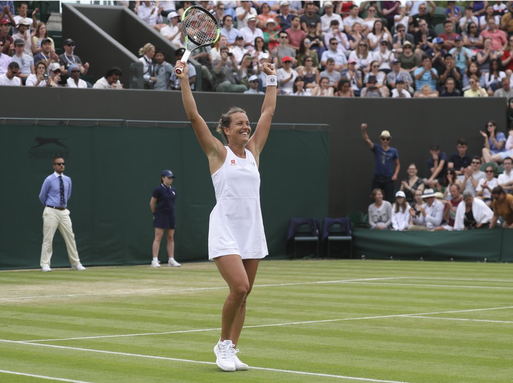 Barbora Strýcová se raduje z triumfu nad Kiki Bertensovou ve třetím kole Wimbledonu