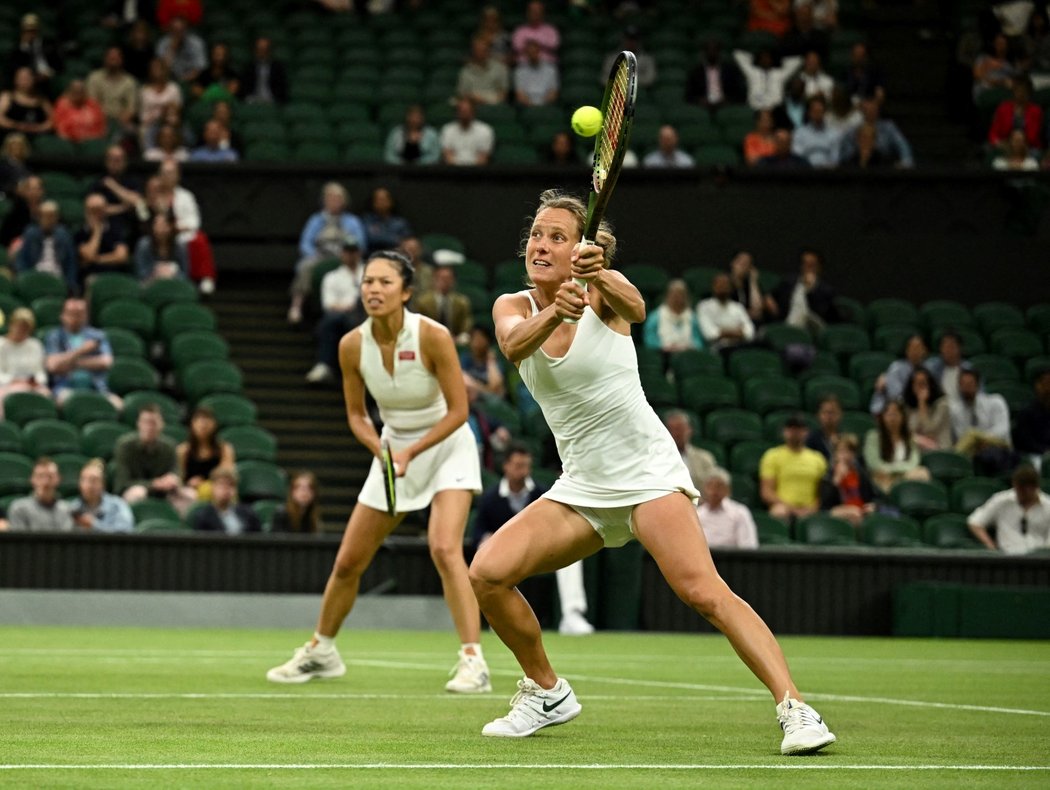 Barbora Strýcová ovládla svou poslední čtyřhru na Wimbledonu