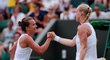 Barbora Strýcová přijímá gratulaci k postupu do osmifinále Wimbledonu od Kiki Bertensové