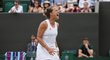 Barbora Strýcová se raduje po svém postupu do osmifinále Wimbledonu