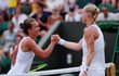 Barbora Strýcová přijímá gratulaci k postupu do osmifinále Wimbledonu od Kiki Bertensové