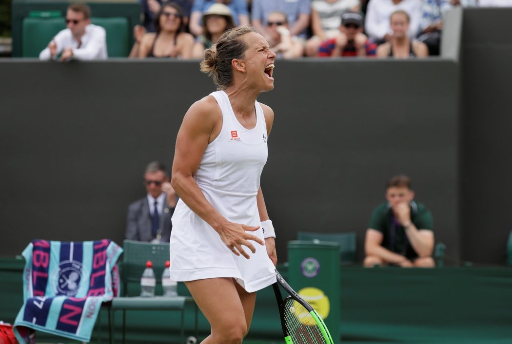 Barbora Strýcová se raduje po svém postupu do osmifinále Wimbledonu
