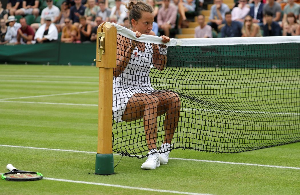 Barbora Strýcová se drží sítě, do které vrazila v honbě za míčkem