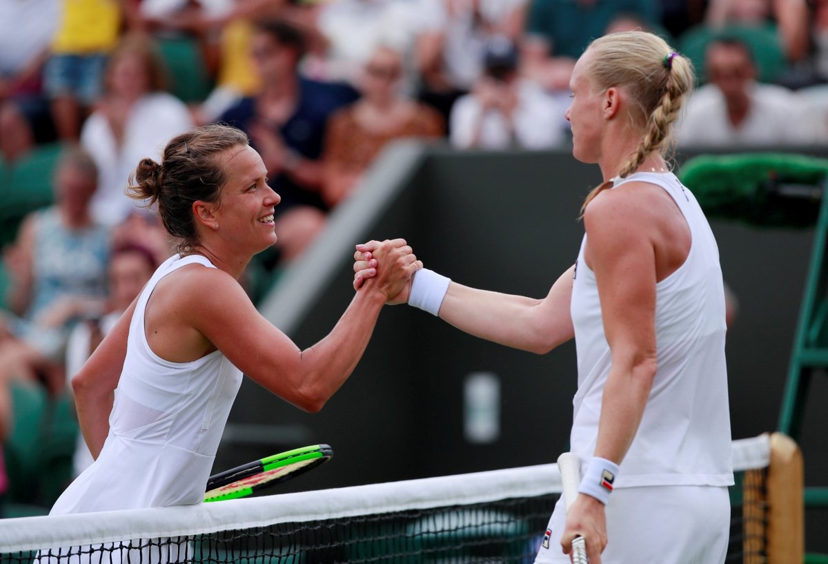 Barbora Strýcová přijímá gratulaci k postupu do osmifinále Wimbledonu od Kiki Bertensové