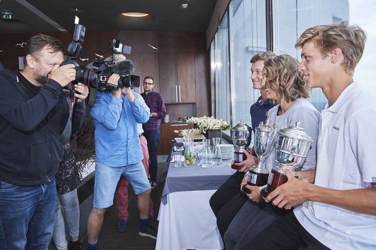 Jonáš Forejtek, Barbora Strýcová a Jiří Lehečka pózují novinářům v Žižkovské věži s poháry pro vítěze wimbledonské čtyřhry