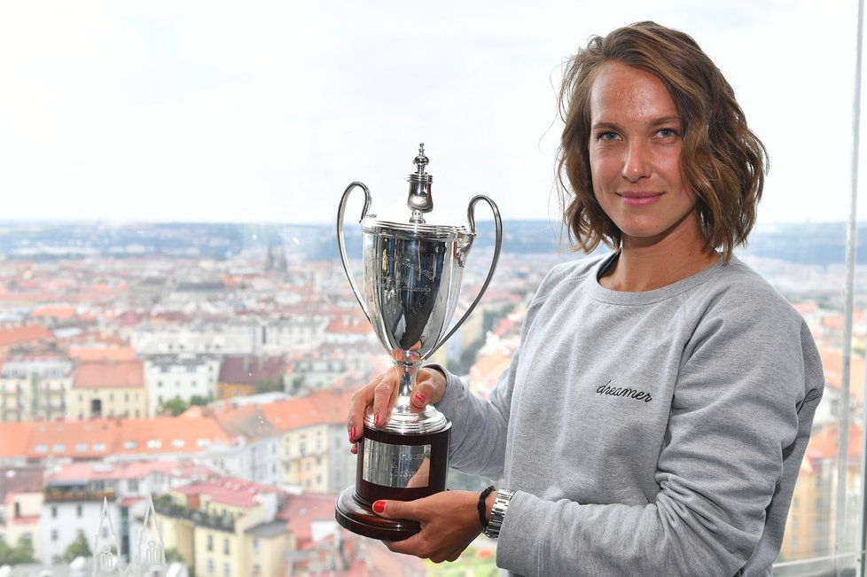 Barbora Strýcová pózuje s pohárem pro vítězku wimbledonské čtyřhry po svém návratu do Česka