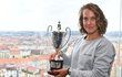 Barbora Strýcová pózuje s pohárem pro vítězku wimbledonské čtyřhry po svém návratu do Česka