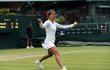 Barbora Strýcová se rozčiluje kvůli kluzkému kurtu v zápase druhého kola Wimbledonu proti Estonce Kontaveitové, který byl nakonec přerušen