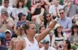 Barbora Strýcová se omlouvá Kiki Bertensové za prasátko v duelu třetího kola Wimbledonu