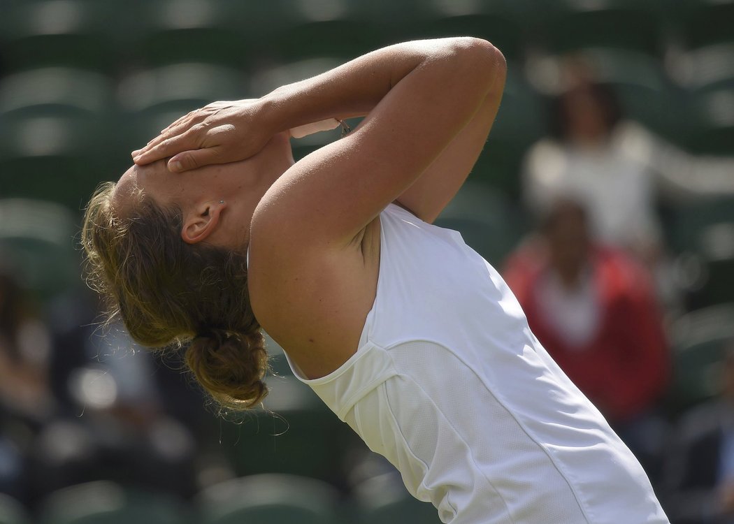 Barbora Strýcová se chytá za hlavu v zápase s Ruskou Jekatěrinou Makarovovou