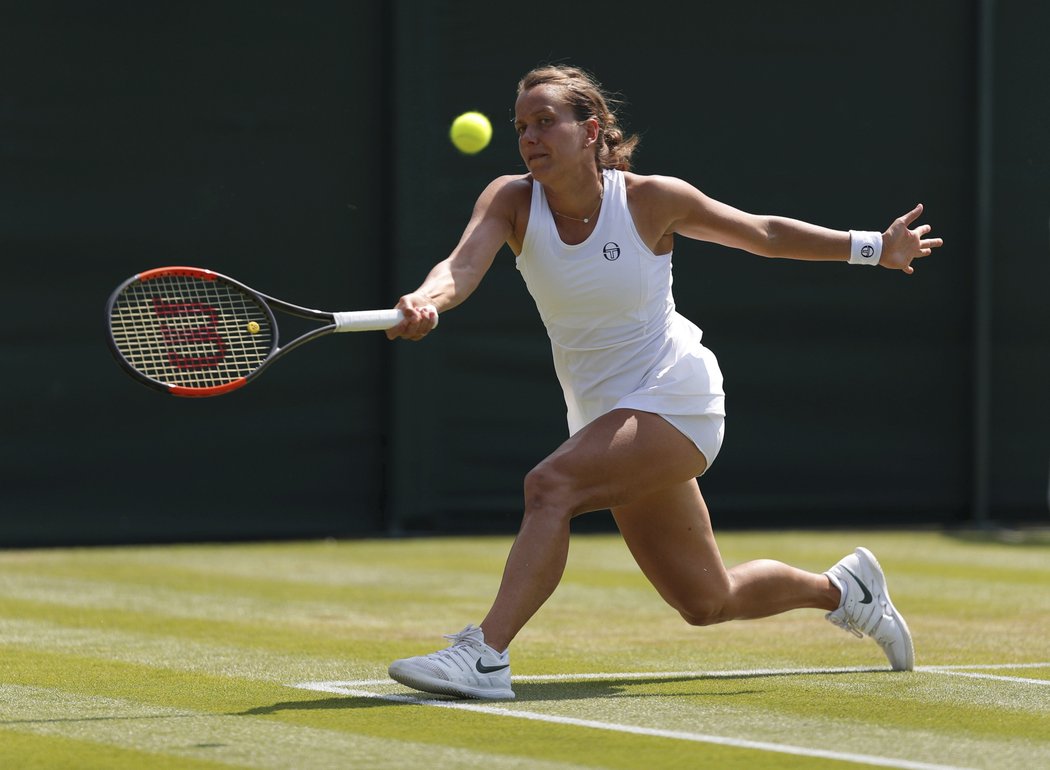 Barbora Strýcová v zápase třetího kola Wimbledonu proti Julii Görgesové