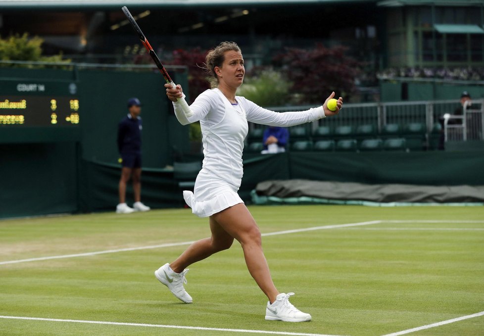 Barbora Strýcová se rozčiluje kvůli kluzkému kurtu v zápase druhého kola Wimbledonu proti Estonce Kontaveitové, který byl nakonec přerušen