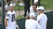 Tomáš Berdych a Roger Federer diskutují během Wimbledonu