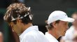 Tomáš Berdych (vpravo) ve čtvrtfinále Wimbledonu proti Rogeru Federerovi
