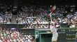 Tomáš Berdych podává proti Rogeru Federerovi
