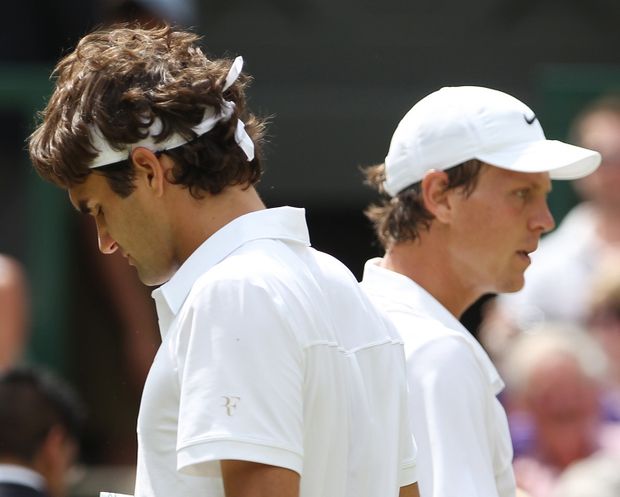 Tomáš Berdych (vpravo) ve čtvrtfinále Wimbledonu proti Rogeru Federerovi Tomáš Berdych (vpravo) ve čtvrtfinále Wimbledonu proti Rogeru Federerovi
